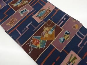 縮緬地金彩変わり横段に魚・蟹・野菜模様名古屋帯